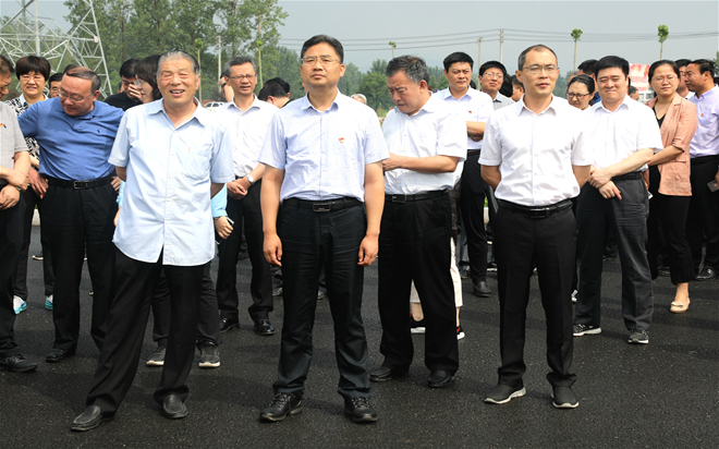 縣委領(lǐng)導(dǎo)到公司項(xiàng)目建設(shè)現(xiàn)場進(jìn)行觀摩點(diǎn)評大.jpg